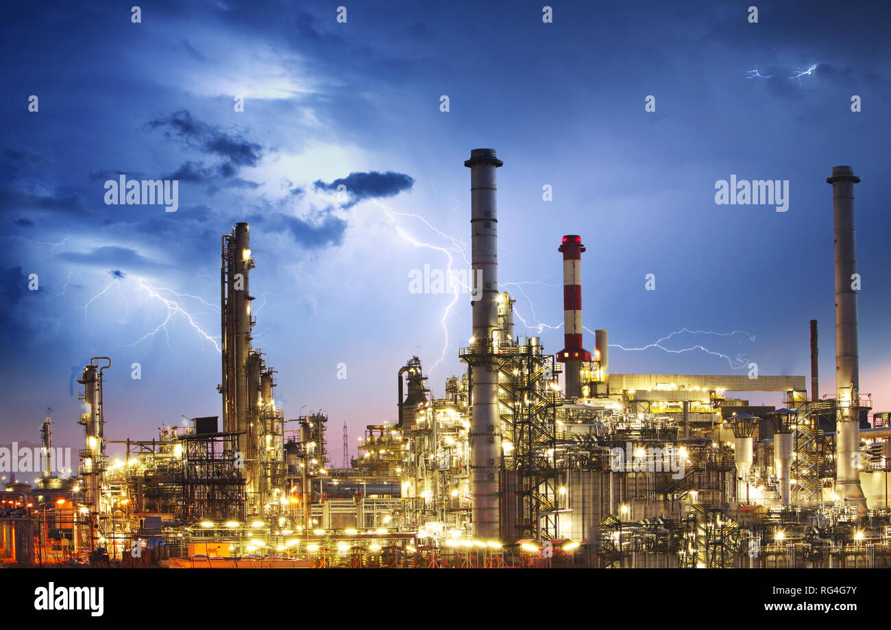 Raffinerie de pétrole industrie - Usine avec lightning Banque D'Images