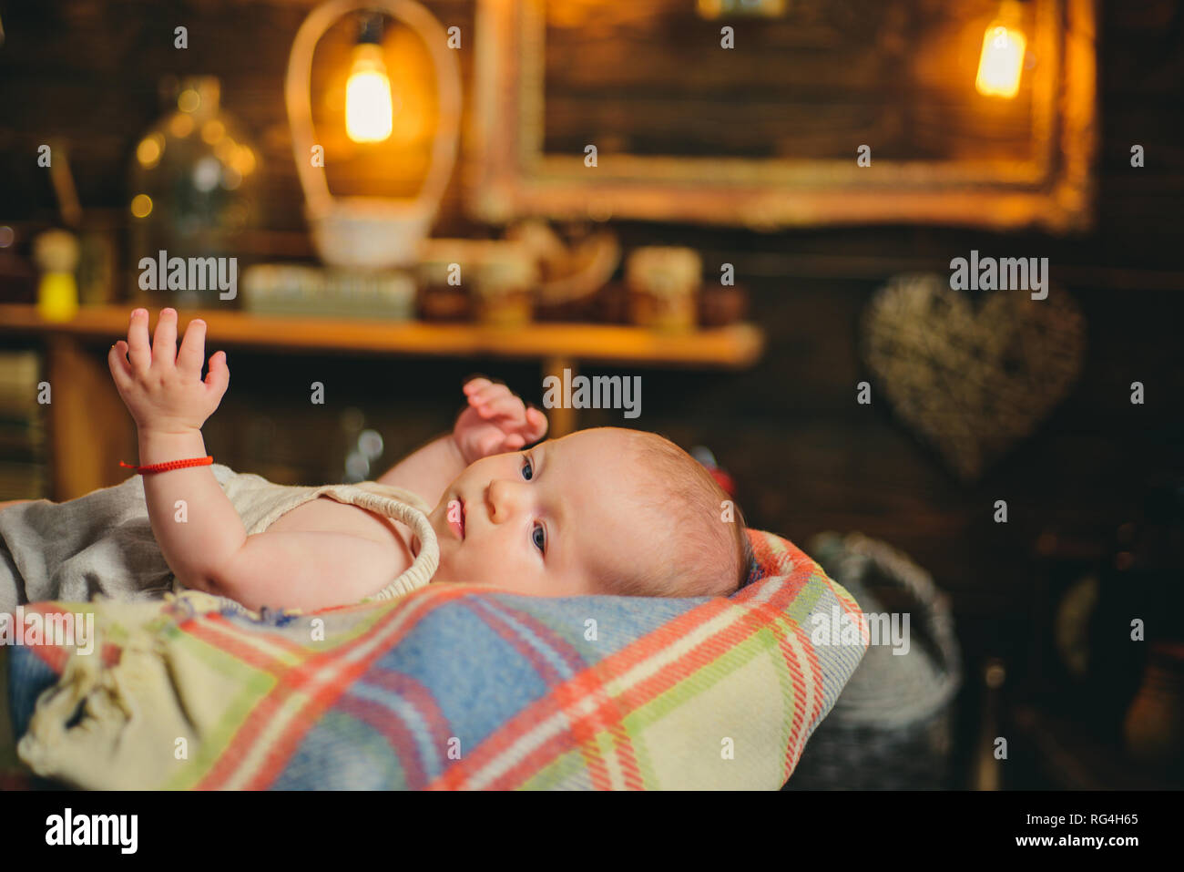 La Joie Sweet Little Baby Nouvelle Vie Et La Naissance De Bebe Petite Fille Avec Visage Mignon Parent L Enfance Et De Bonheur Portrait Of Happy Petit Enfant Famille Photo Stock Alamy
