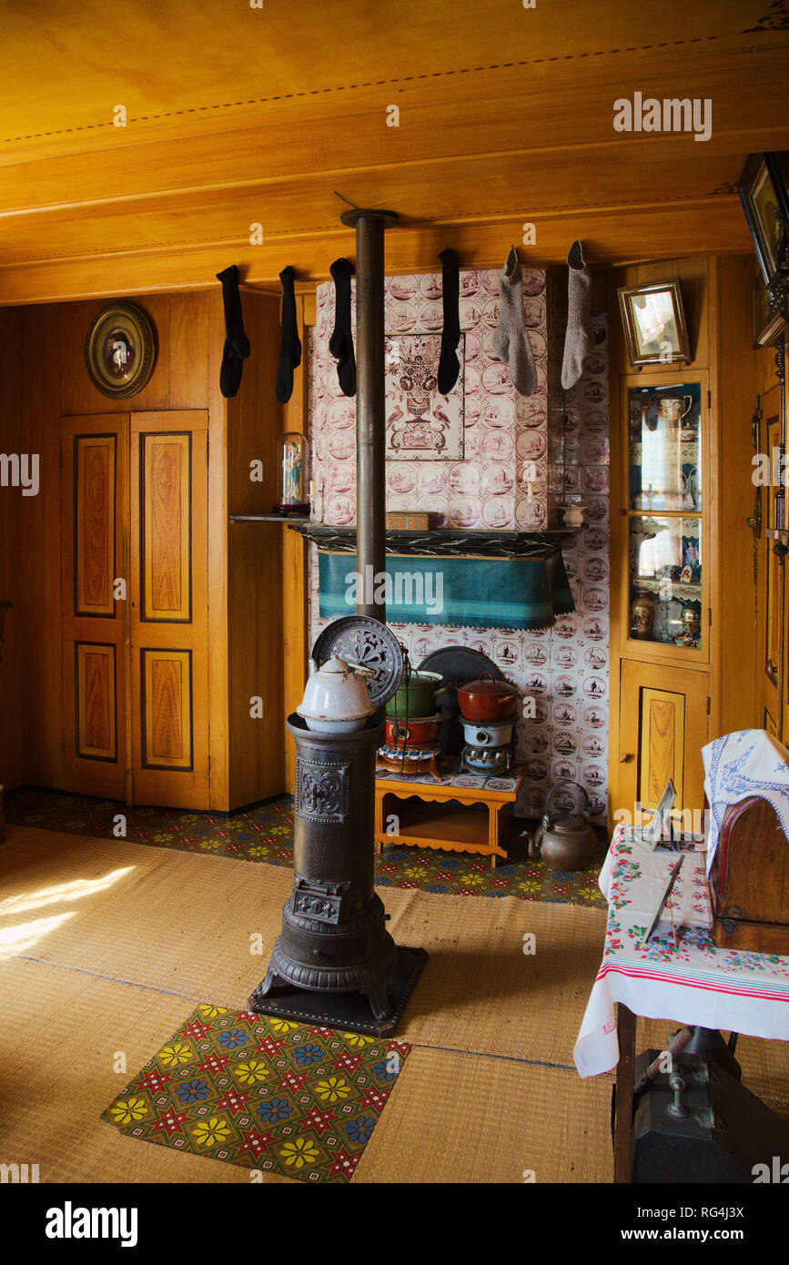 Intérieur de maison de pêcheur traditionnel avec poêle à bois et de meubles anciens, Enkhuizen, petite ville du nord de la Hollande Banque D'Images