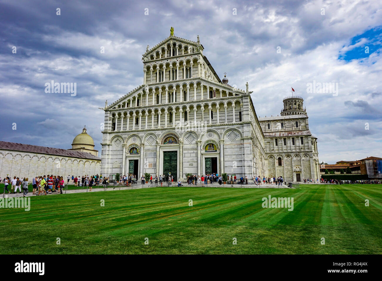 Pise, Toscane Italie - 09.15.2017 : Vue de la cathédrale de Pise dans la place piazza avec ciel nuageux Banque D'Images