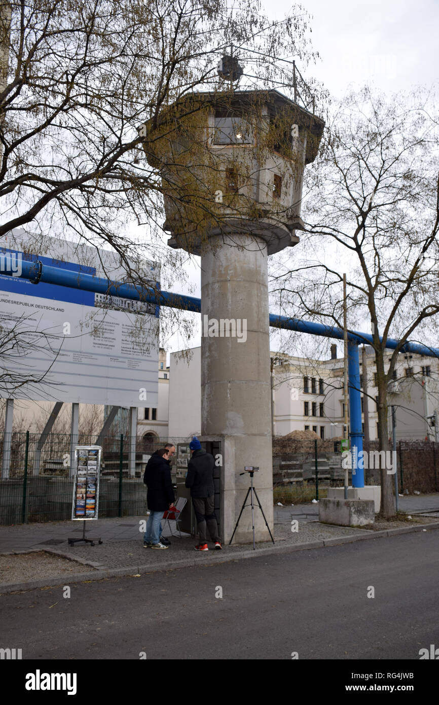L'une des dernières tours de guet le long mur de Berlin, Ema-Berger-Strasse. Allemagne Janvier 2019 Banque D'Images