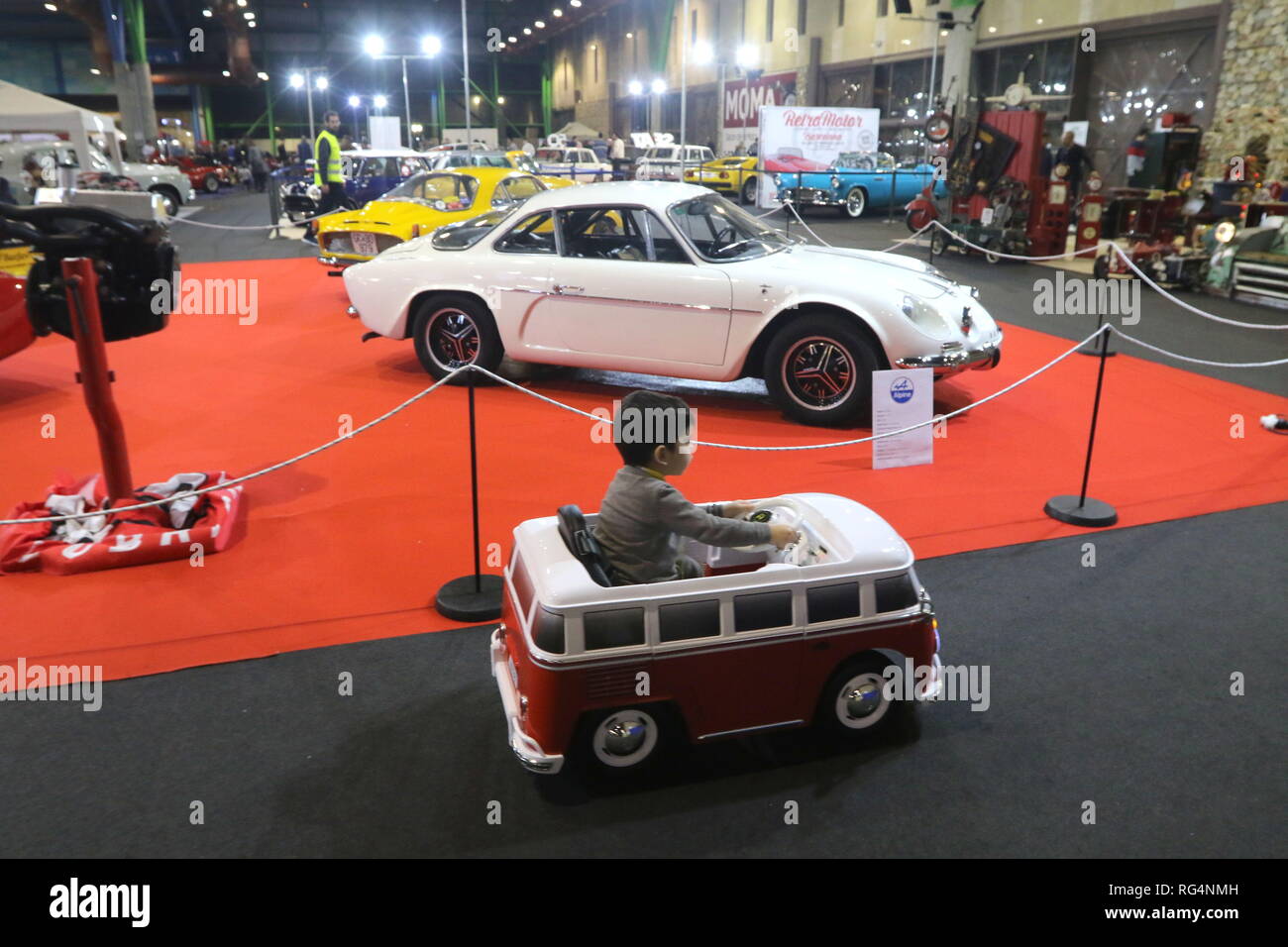 27 janvier 2019 - 27 janvier 2019 (Malaga) Le Retro Auto & Moto Malaga exposition, le Vintage Vehicle Show, s'est tenue le 25 janvier, 26 et 27, 2019 au parc des expositions et centre de congrès de Malaga.Un an de plus, tous les amateurs de véhicules de collection et classique du sud du pays. Stands spéciaux se distinguent par Cushman White Truck, Alpine et super sports motos des années 80 et 90, ainsi que les hommages à l'assise de 1430, l'Ossa et Mini. Credit : Lorenzo Carnero/ZUMA/Alamy Fil Live News Banque D'Images