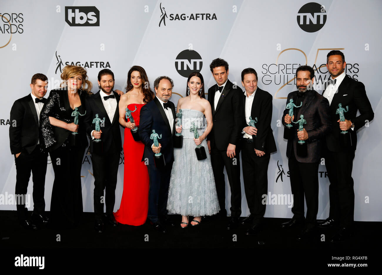 Los Angeles, USA. 27 Jan, 2019. Les acteurs de "Merveilleux Mme Maisel' poser dans la salle de presse avec l'attribution d'exceptionnel d'un emsemble dans une série de comédie au cours de la 25e remise annuelle des Screen Actors Guild Awards à Los Angeles, États-Unis, le 27 janvier 2019. Crédit : Li Ying/Xinhua/Alamy Live News Banque D'Images