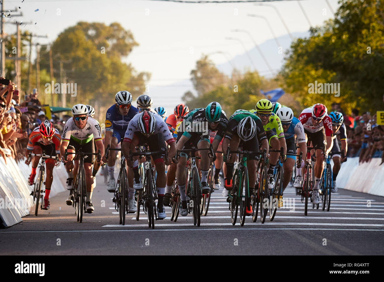 San Juan, Argentine. 27 Jan, 2019. MENDOZA, ARGENTINE - le 27 janvier : sprint final, au cours de 1 159,1 km, theStage Difunta Correa dans le 37e Tour de San Juan 2019 Le 27 janvier, 2019 à San Juan, Argentine. Crédit : Alexis Lloret/Alamy Live News Banque D'Images