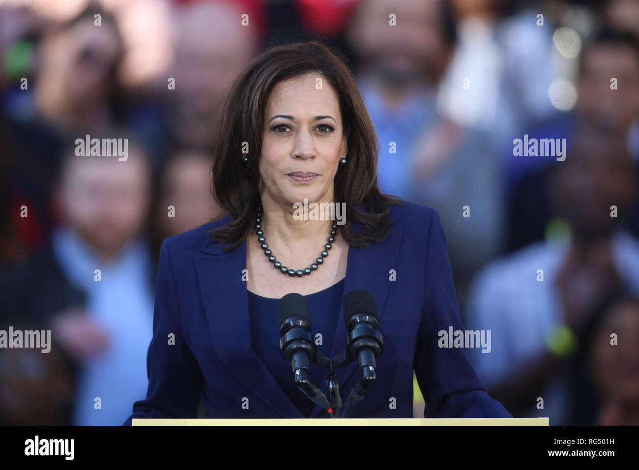 OAKLAND, CA - jan 27 : Le sénateur américain Kamala Harris (D-CA) témoigne de ses partisans lors du lancement officiel de rassemblement pour sa campagne comme candidat à la présidence des États-Unis en 2020 en face de l'Hôtel de Ville d'Oakland à Frank H. Ogawa Plaza Le 27 janvier ; 2019 ; à Oakland, en Californie. Photo : Christopher imageSPACE/MediaPunch/Victorio Banque D'Images