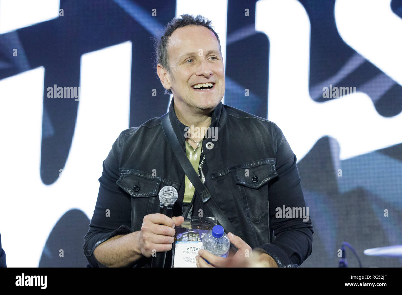 Anaheim, Californie, USA. 24 Jan, 2019. Cheap Trick guitariste Rick NIELSEN et VIVIAN CAMPBELL à la guitares Gibson stand pendant le NAMM Show à Anaheim Convention Center à Anaheim, Californie le Jan 25, 2019 Credit : Marissa Carter/ZUMA/Alamy Fil Live News Banque D'Images