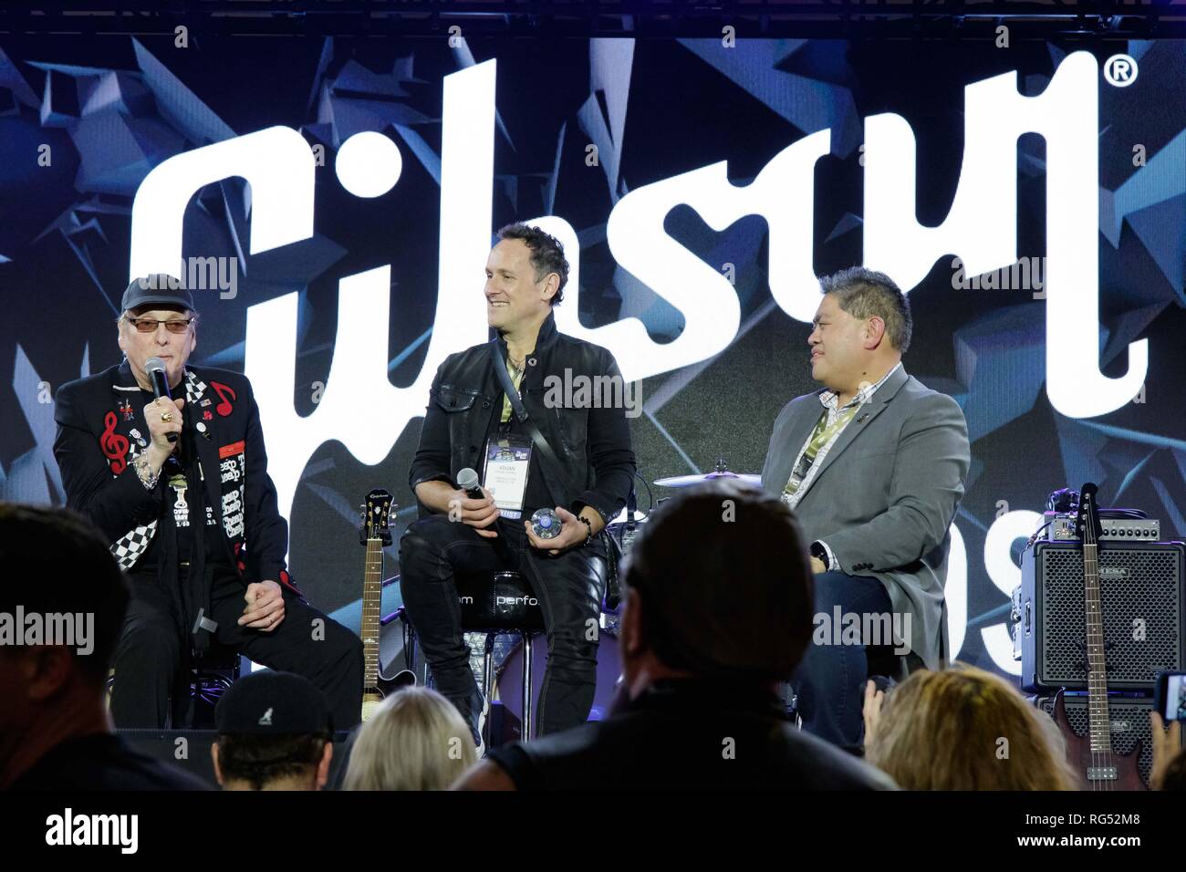 Anaheim, Californie, USA. 24 Jan, 2019. Cheap Trick guitariste Rick NIELSEN et VIVIAN CAMPBELL à la guitares Gibson stand pendant le NAMM Show à Anaheim Convention Center à Anaheim, Californie le Jan 25, 2019 Credit : Marissa Carter/ZUMA/Alamy Fil Live News Banque D'Images