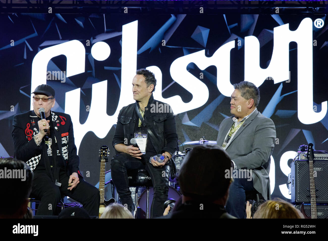 Anaheim, Californie, USA. 24 Jan, 2019. Cheap Trick guitariste Rick NIELSEN et VIVIAN CAMPBELL à la guitares Gibson stand pendant le NAMM Show à Anaheim Convention Center à Anaheim, Californie le Jan 25, 2019 Credit : Marissa Carter/ZUMA/Alamy Fil Live News Banque D'Images