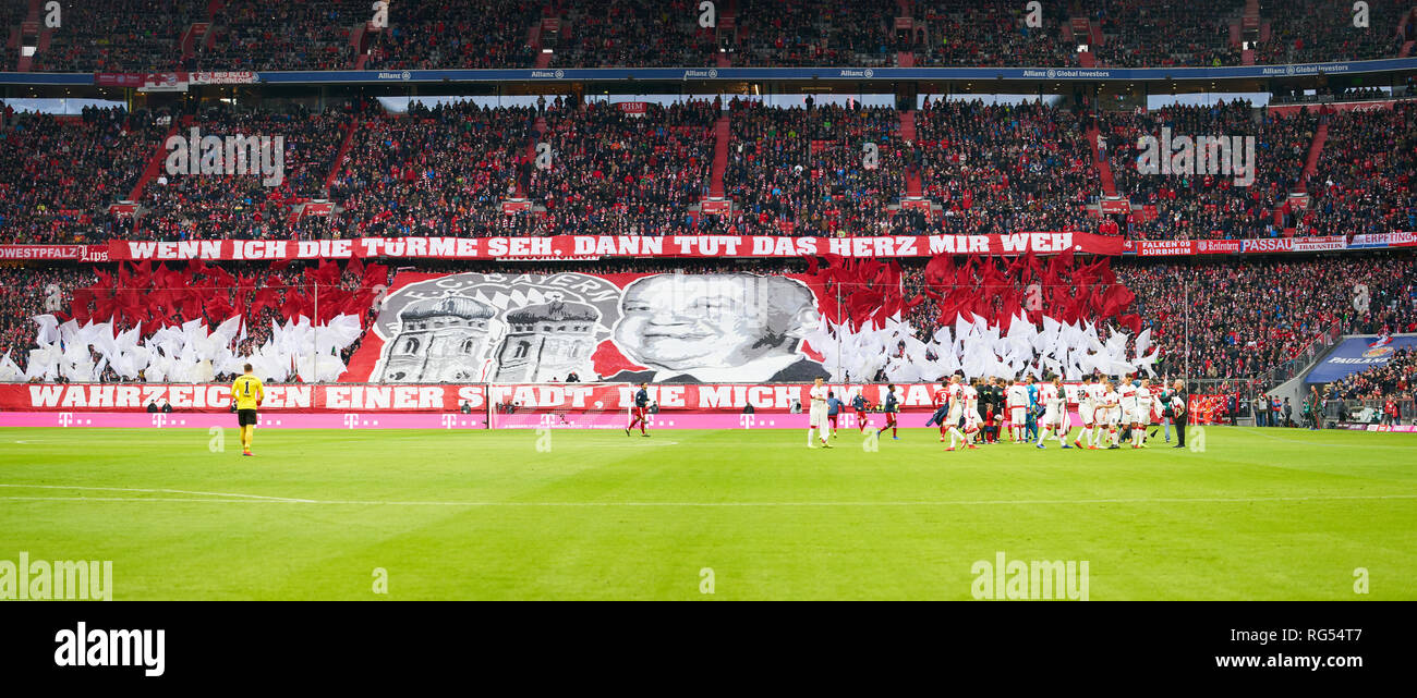 Fans, supporters, spectateurs, club drapeaux, célébration, ventilateur, vague, couleurs, mer de drapeaux, soccerfan, vêtements, dessins, masquerade, football, veste, gilet, auvent, fanfare, foulards, masque, bannières, spectacle, présentation, message, la communication, la chorégraphie, la courbe du ventilateur de ventilateur, FC BAYERN MUNICH - VFB STUTTGART 4-1 - DFL RÈGLEMENT INTERDIT TOUTE UTILISATION DES PHOTOGRAPHIES comme des séquences d'images et/ou quasi-vidéo - 1.ligue de soccer allemand , Munich, le 27 janvier, 2019 Banque D'Images