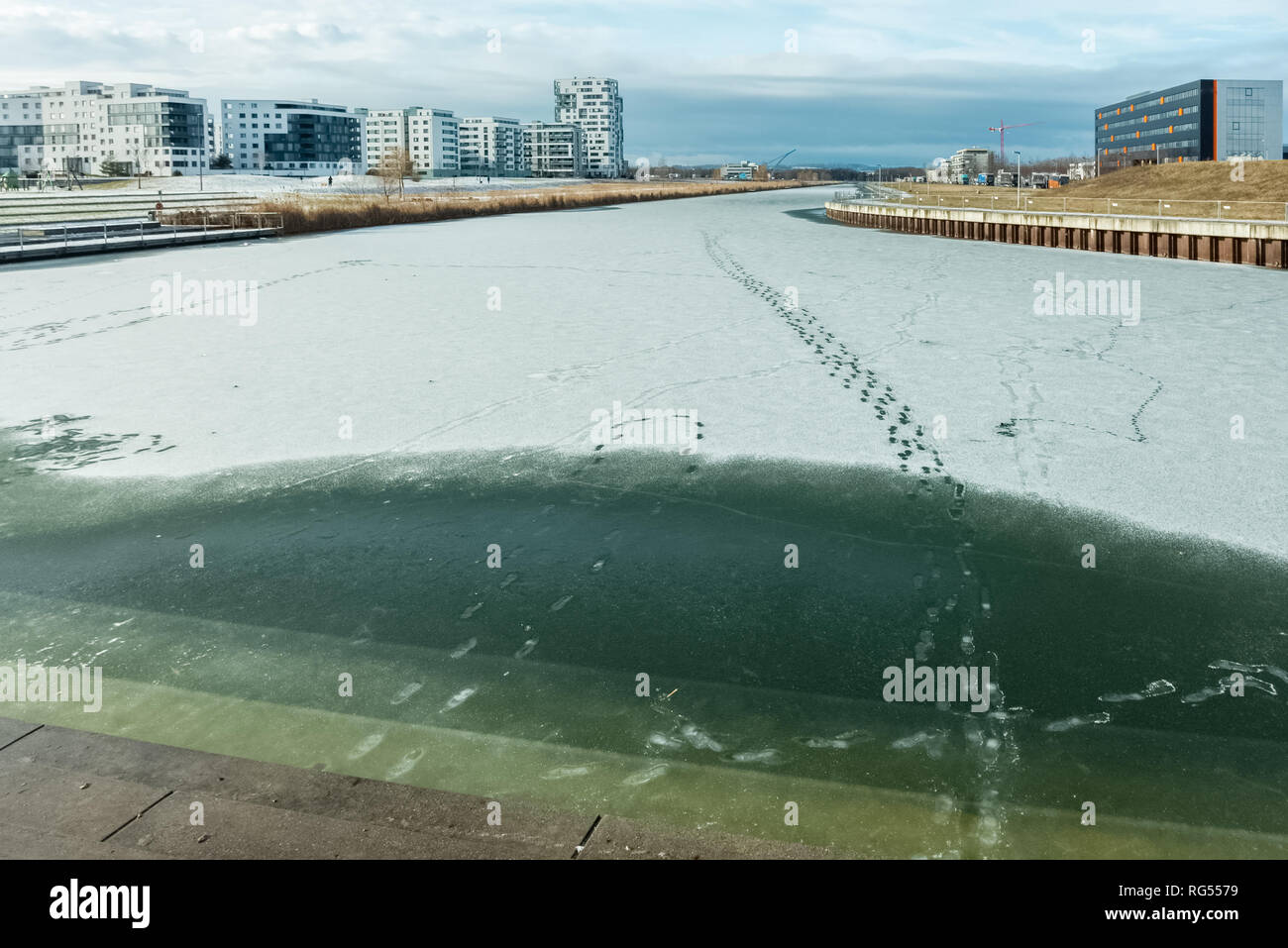 Un lac gelé dans une ville allemande Banque D'Images