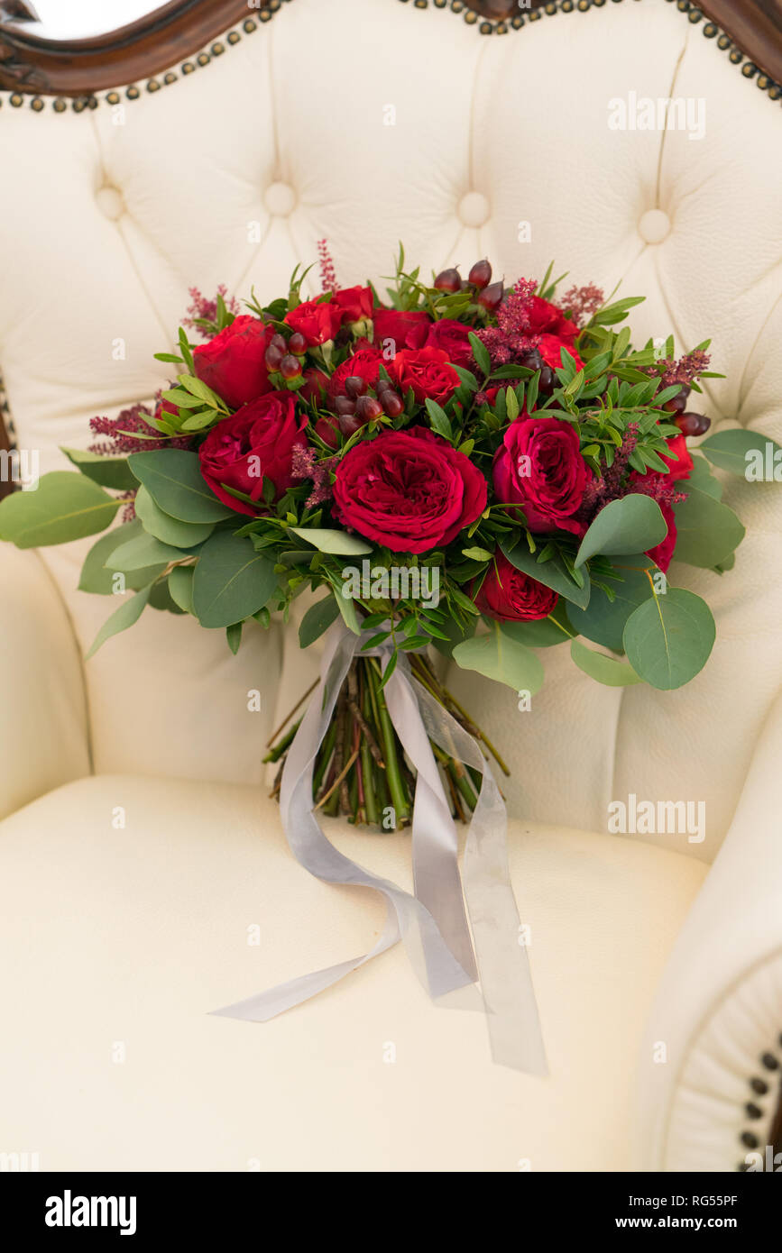 Mariage Rouge Vif Bouquet De Fleurs Fraîches Et De L