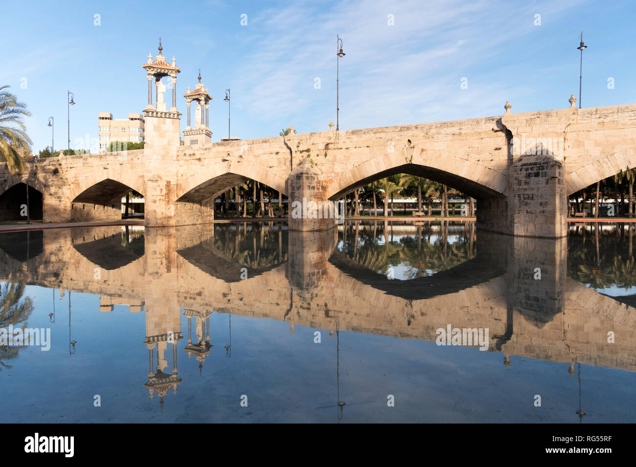 Le Puente del Mar reflète dans l'eau dans le Jardin del Turia, Valencia, Espagne, Europe Banque D'Images