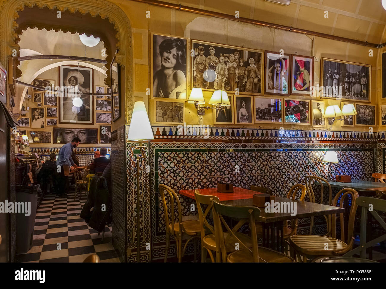 Bar à tapas espagnol, la Giralda, de l'intérieur restaurant, Cerveceria Giralda de Séville, Andalousie, Sud de l'Espagne. Banque D'Images