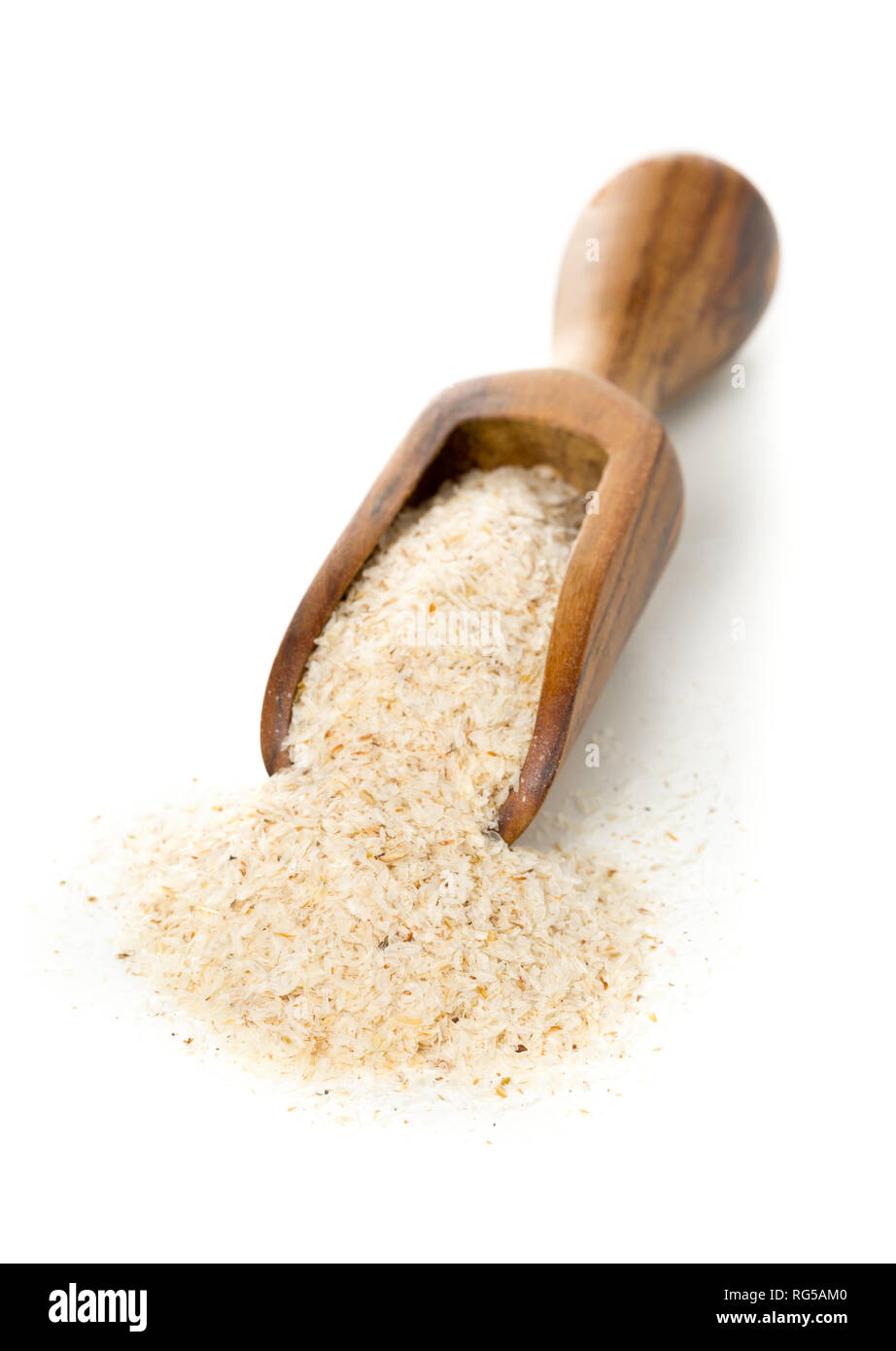 Tas de psyllium husk dans scoop en bois sur fond blanc. Psyllium husk également appelé isabgol fibre est dérivé des graines de Plantago ovata plante Banque D'Images