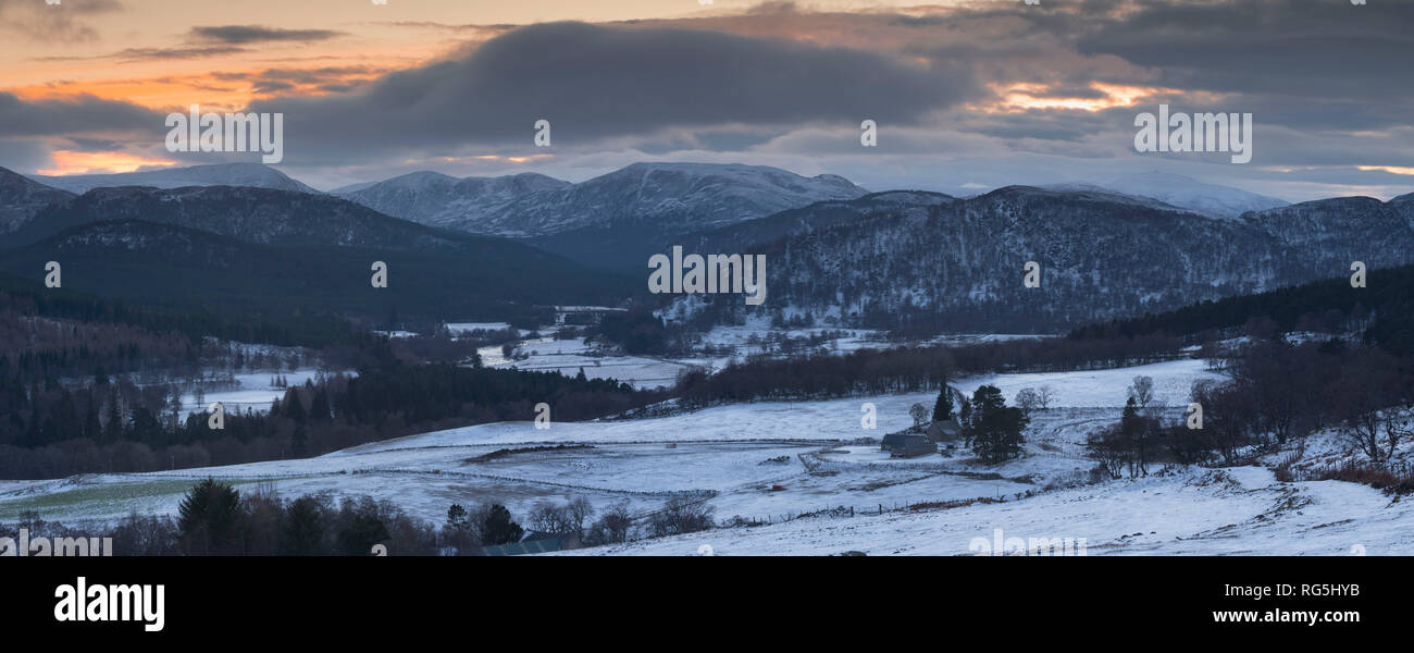 Vue sur le domaine de Balmoral (y compris le château de Balmoral) Et Royal Deeside regardant vers l'ouest le long de la Dee Valley in En fin d'après-midi Banque D'Images