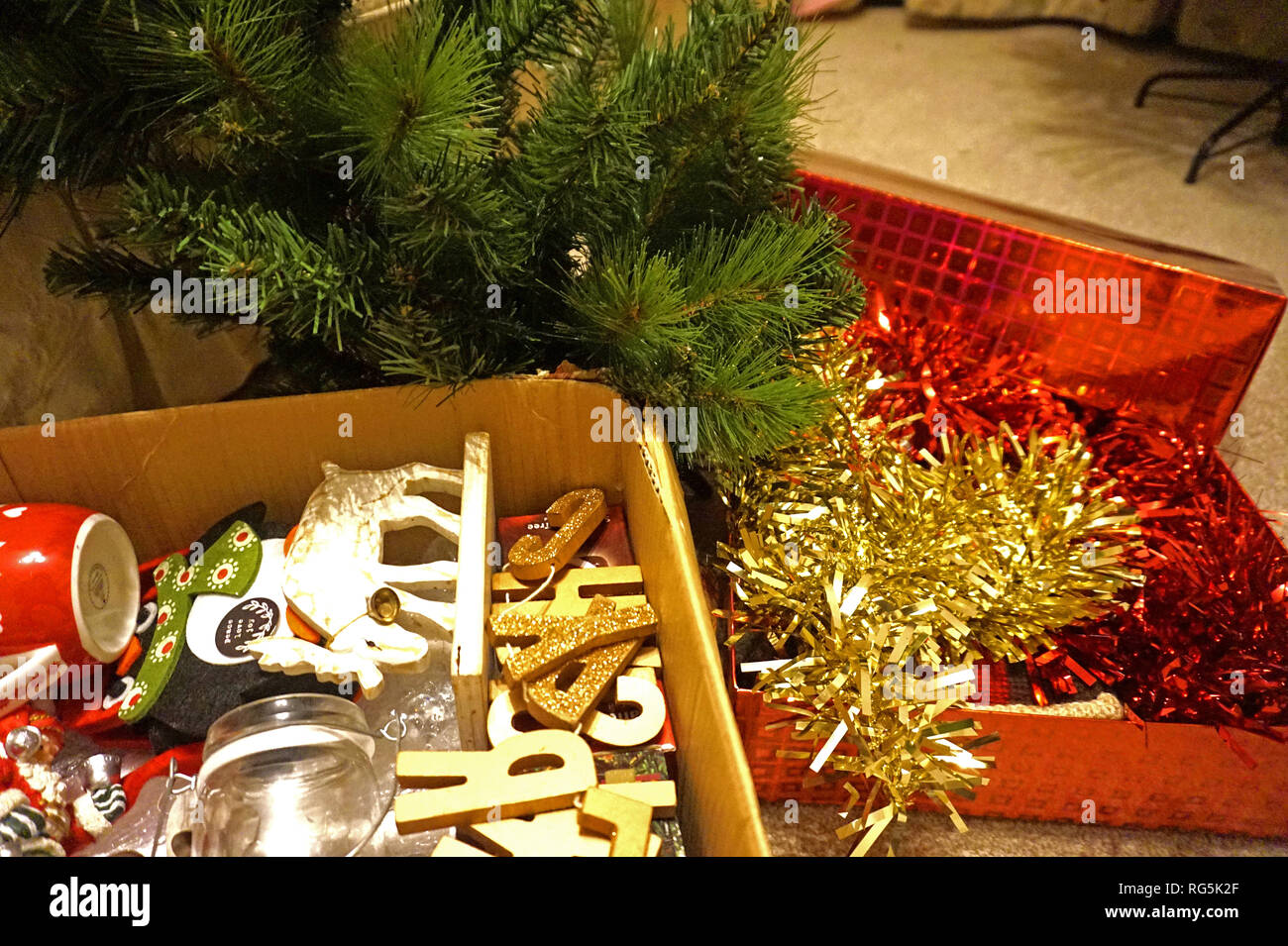 Décorations de Noël en boîtes prêtes à mettre out / mettre à l'écart dans le loft Banque D'Images