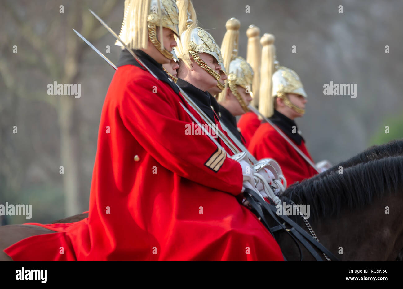 'The Queen's Life Guard", montés sur des chevaux avec des cuirasses impeccablement entretenues dans le soleil shinning, présente une vue d'agitation. Banque D'Images