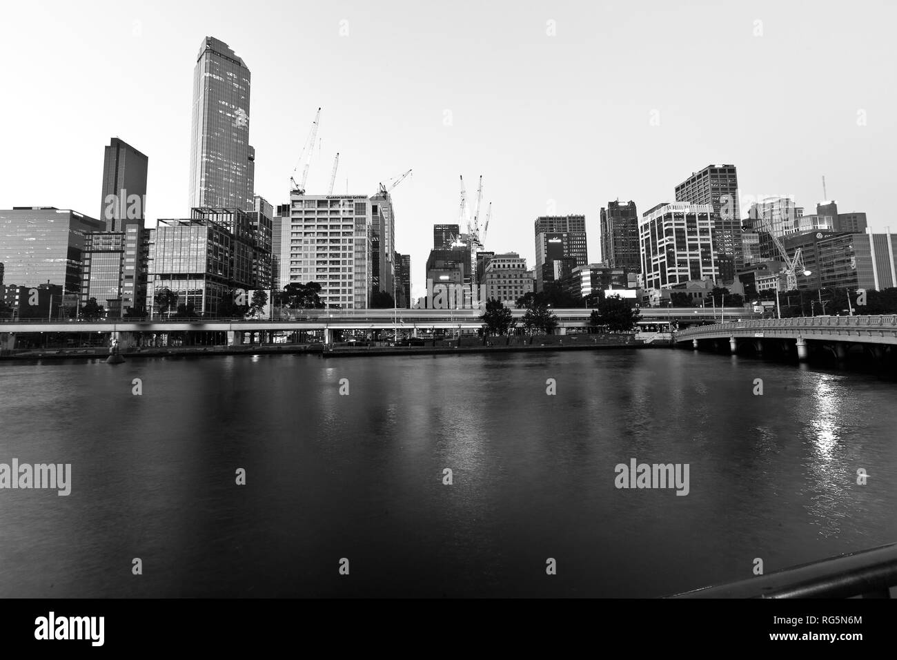 Melbourne, Victoria, Australie, CBD vu de Southbank sur la Rivière Yarra Banque D'Images
