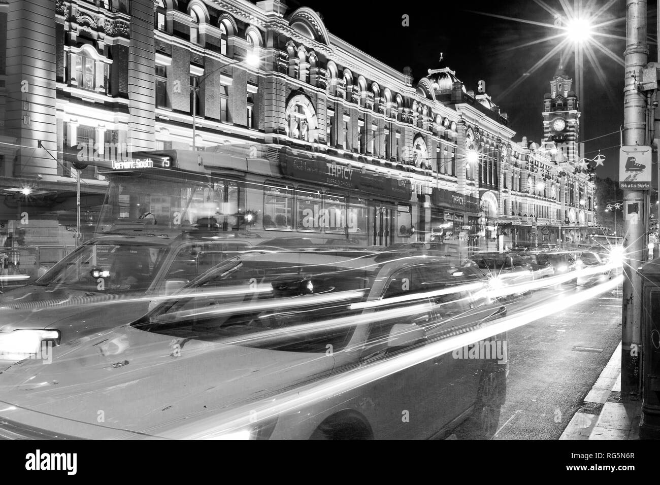 La gare de Flinders Street est une célèbre attraction touristique et à Melbourne, Victoria, Australie. Illustré avec le tram et la circulation des véhicules sur la Flinders Banque D'Images