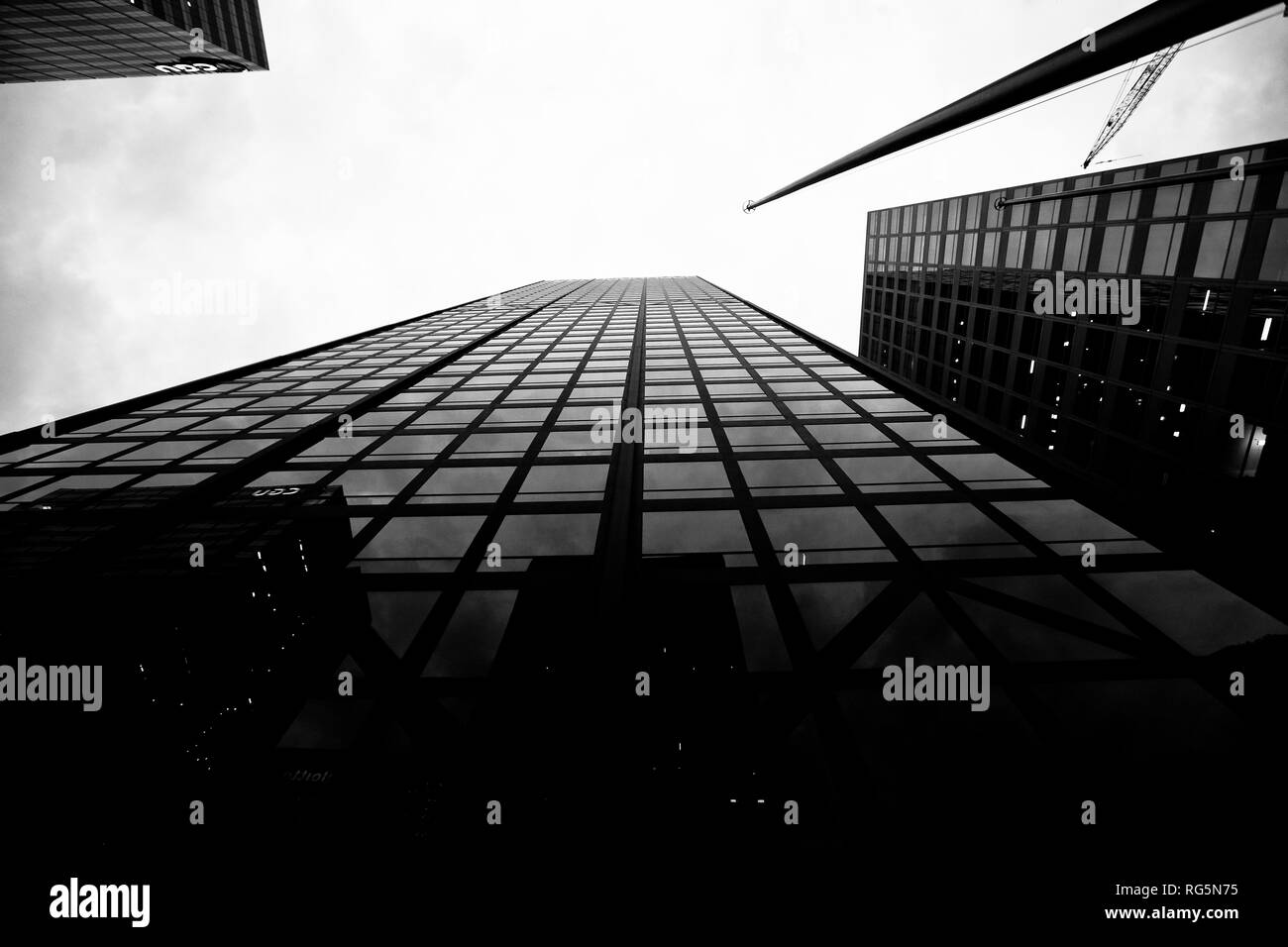 Office Tower Building s'étendant dans le ciel représentant les entreprises (noir et blanc) Banque D'Images