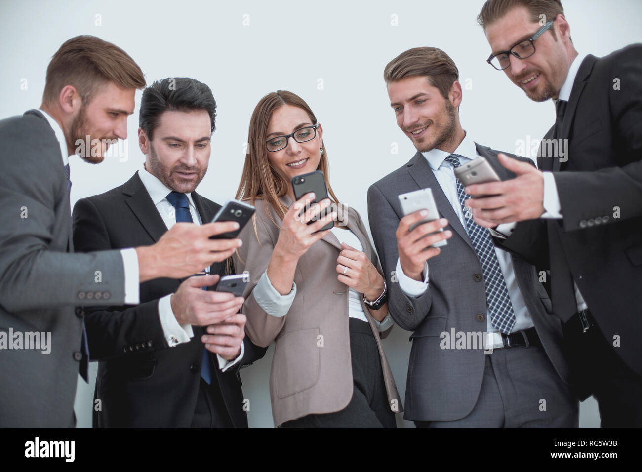 Groupe de gens d'affaires de la lecture d'un message sur les téléphones Banque D'Images