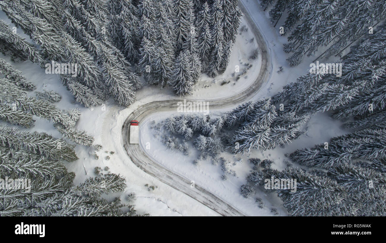 Paysage aérien avec l'hiver neigeux sinueuse route de montagne avec un camion de déménagement Banque D'Images