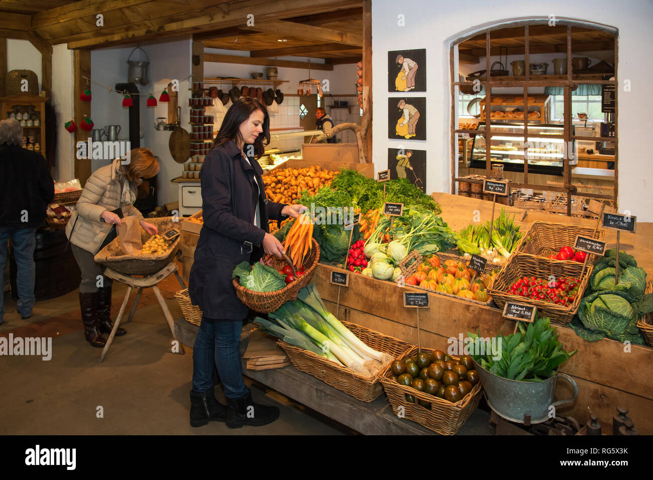 Le client achète des carottes dans la boutique de la ferme, la cour d'asperges, Schulte-Scherlebeck Mšhren kauft Kundin, Spargelhof Schulte-Scherlebeck Hofladen im Banque D'Images