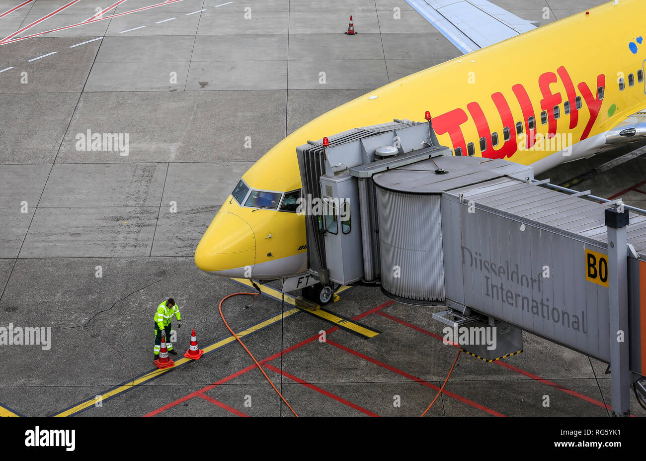 TUIfly Flugzeug suis DŸsseldorf, porte-Aéroport International, DŸsseldorf, Rhénanie du Nord-Westphalie, Allemagne, Europe, TUIfly Flugzeug suis Gate, Flughafen DŸs Banque D'Images