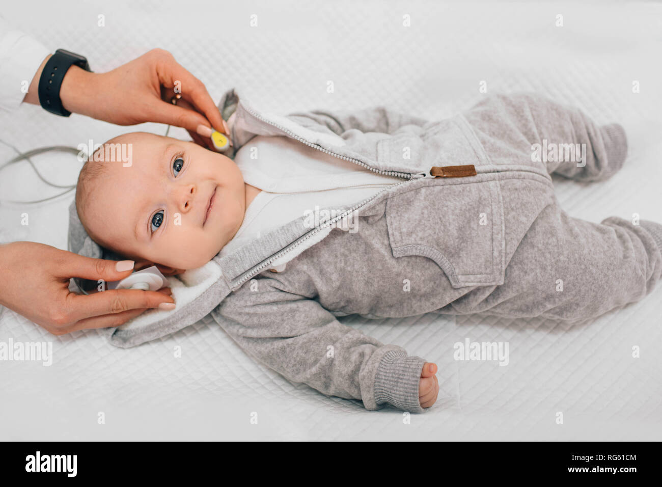 Test De L Enfant L Analyseur Potentiel Evoques Auditifs Corticaux De Depistage Auditif Photo Stock Alamy Test De L Enfant L Analyseur Potentiel Evoques Auditifs Corticaux De Depistage Auditif Photo Stock Alamy