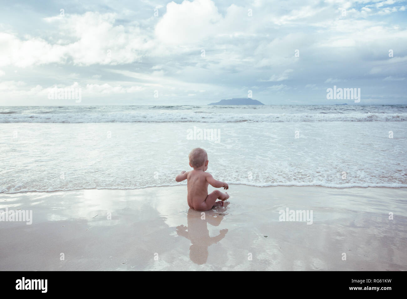 Petites annonces baby sitting sur la plage au bord de l'eau, les Seychelles Banque D'Images