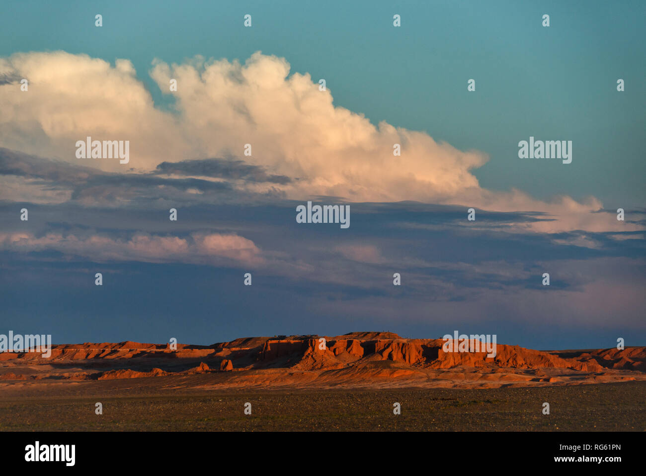 Le coucher du soleil et nuages de tempête sur Flaming Cliffs, désert de Gobi, Bulgan, Mongolie Banque D'Images