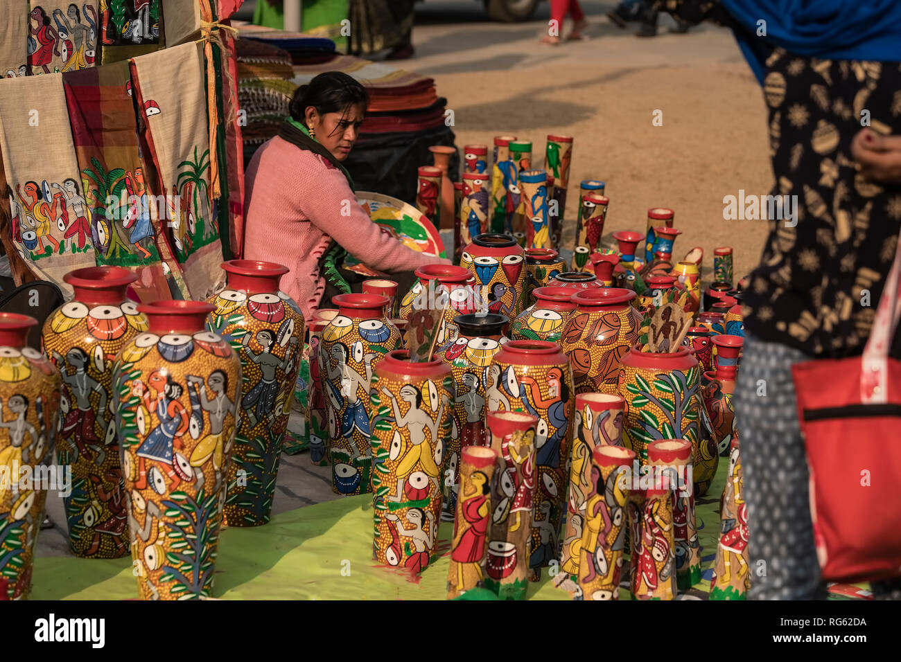 Faites défiler les stocks,peintre ,de vases en terre ,peint,Artisanat,juste Kolkata, Inde,SUR,29,12,19. Banque D'Images