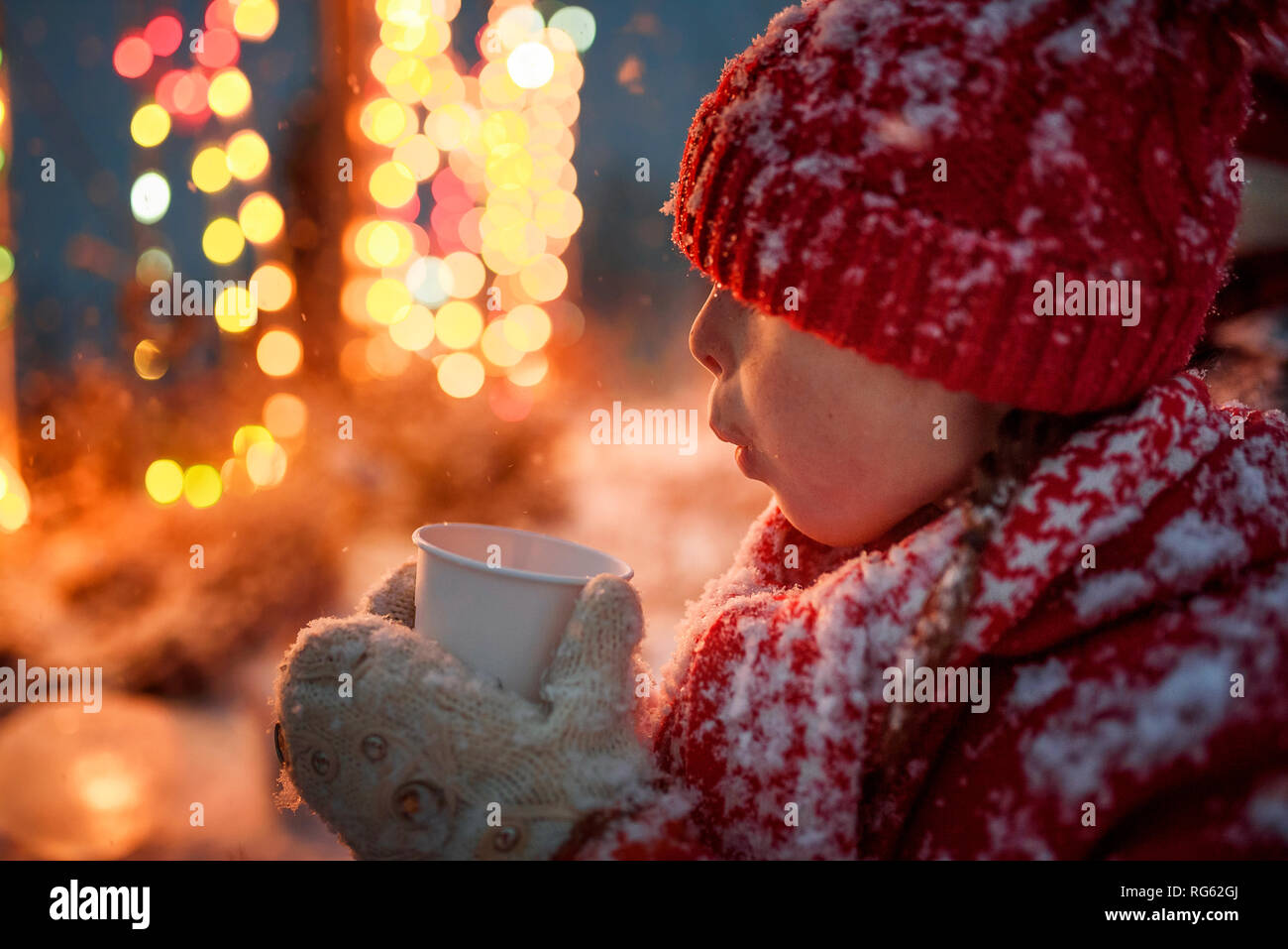 Girl standing outdoors drinking hot chocolate, United States Banque D'Images