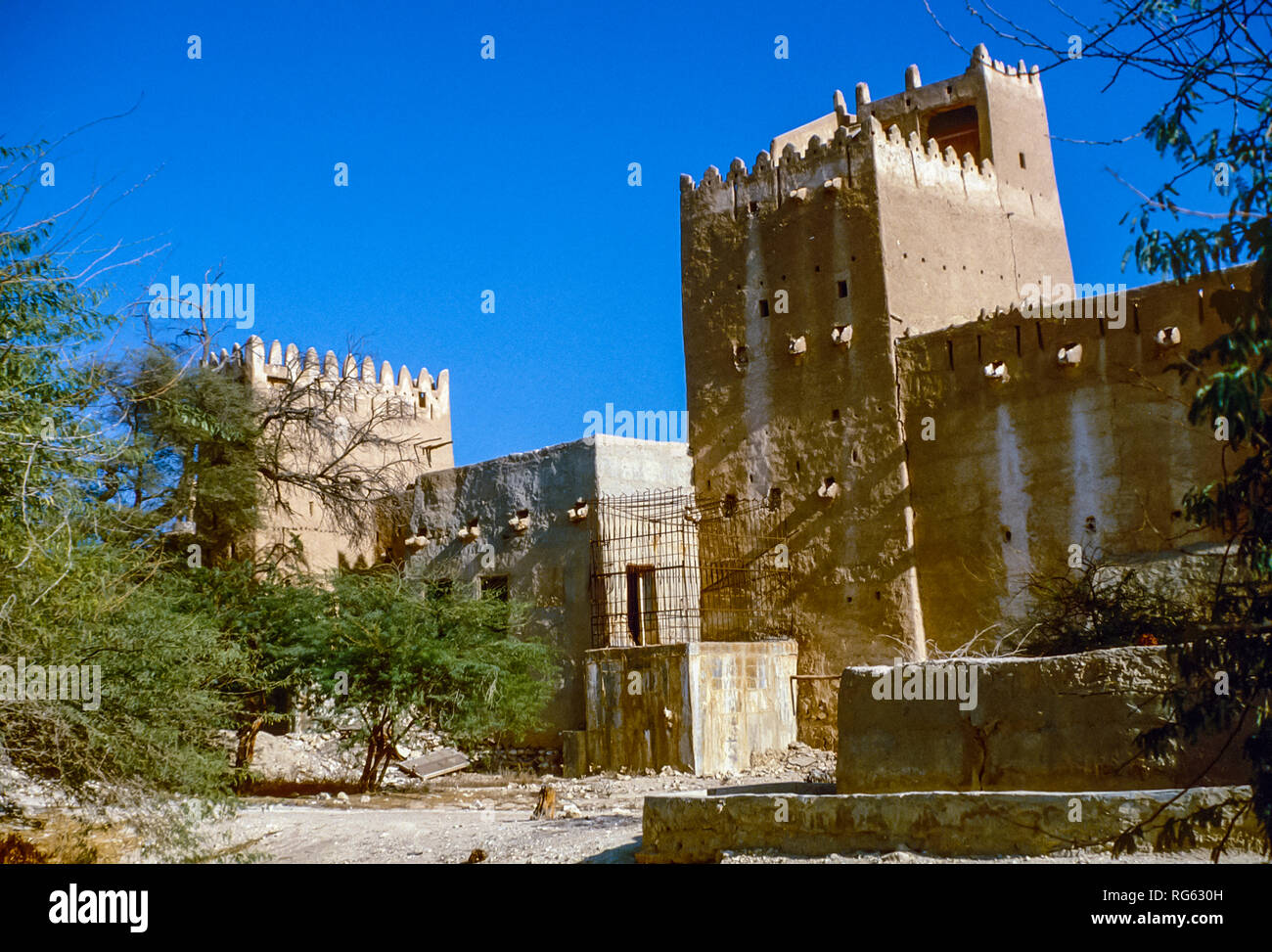 Le Qatar. La forteresse abandonnée et oasis de palmiers près de Doha en l'État du Qatar Golfe indépendants en 1982 Banque D'Images