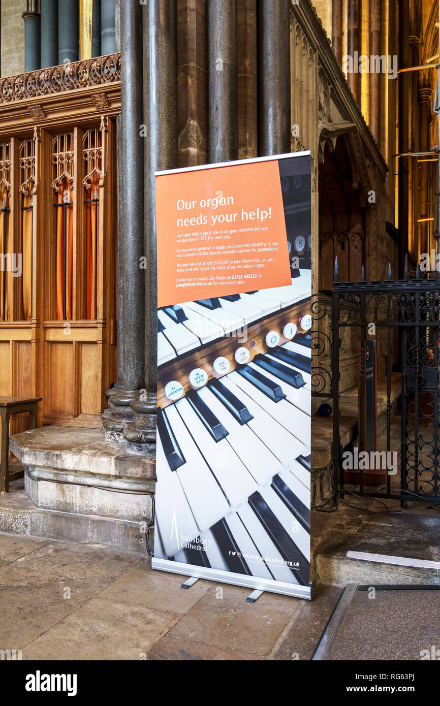 Poster dans la cathédrale de Salisbury informant les visiteurs que l'orgue est en cours de rénovation Banque D'Images