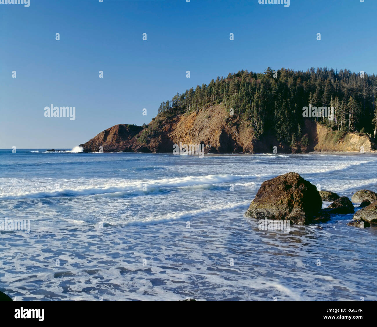 USA (Oregon), parc d'état d'Ecola, Indian Point atteint vers les vagues, de Indian Beach. Banque D'Images