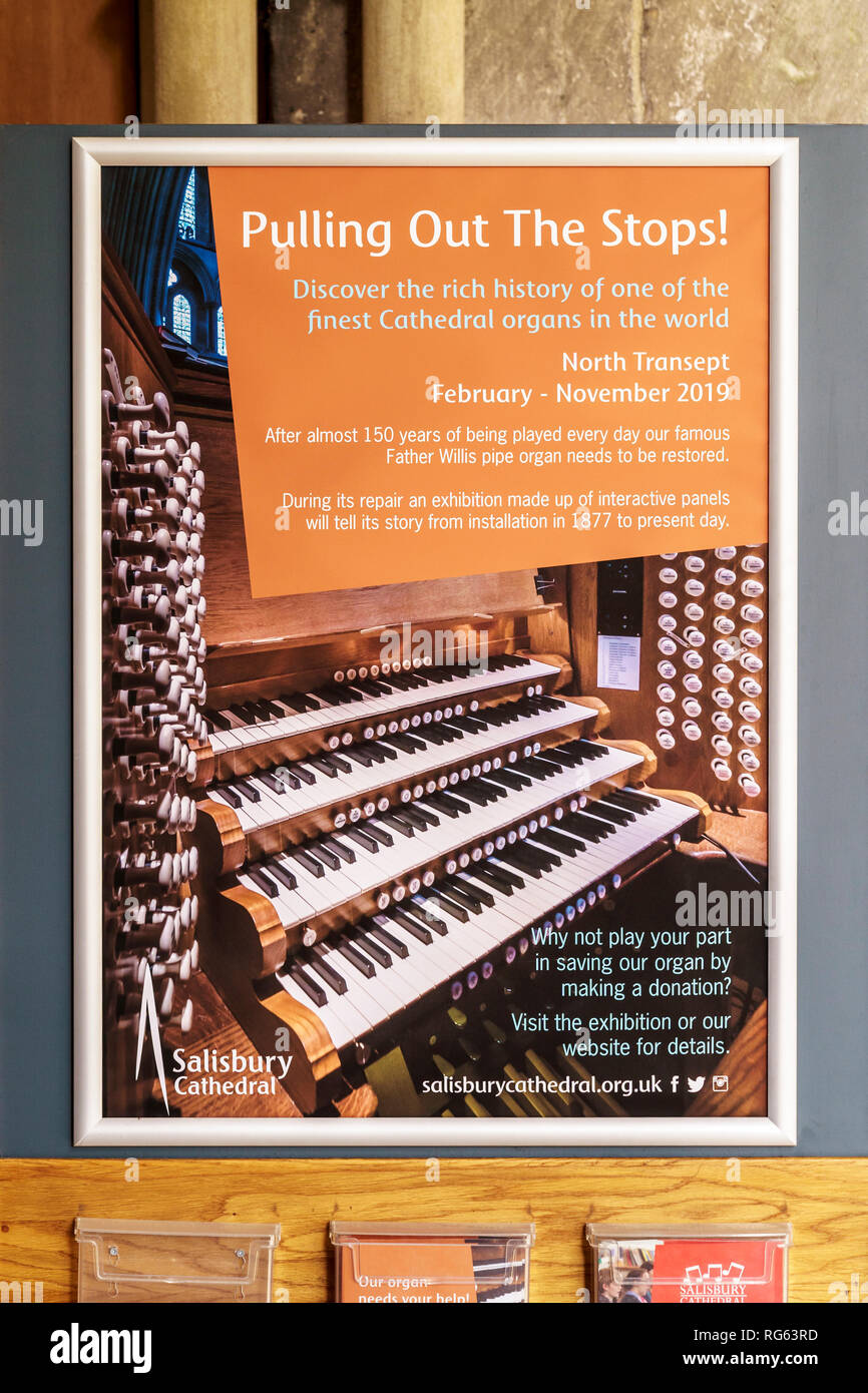 Poster dans la cathédrale de Salisbury informant les visiteurs que l'orgue est en cours de rénovation Banque D'Images