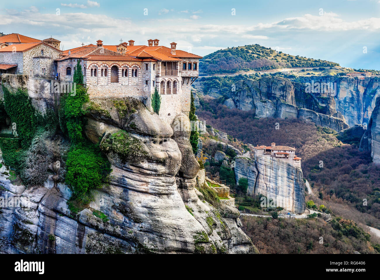 Le monastère de Varlaam situé sur l'énorme rocher et Roussanou Monastère femmes ci-dessous dans l'arrière-plan, Kalabaka, Météores, Trikala, Thessalie, Grèce Banque D'Images