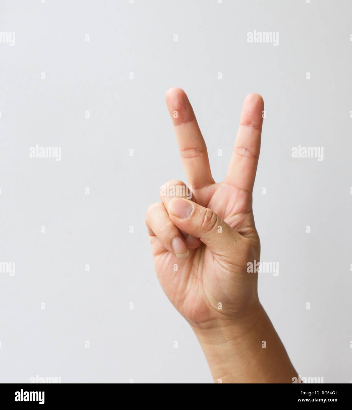 La main avec deux doigts jusqu'à la paix ou d'un symbole de victoire. Banque D'Images