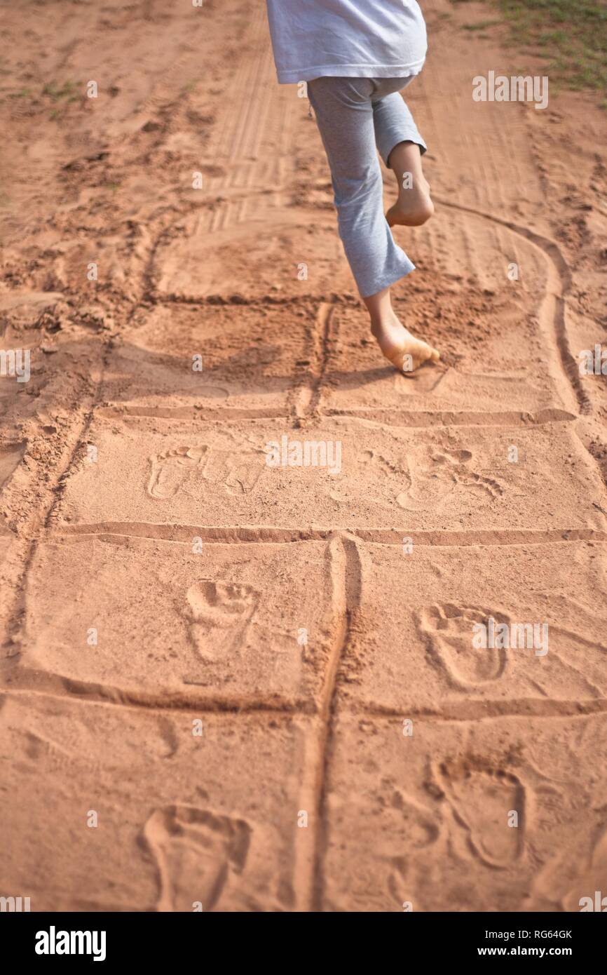 Enfant jouer sur du sable Banque D'Images