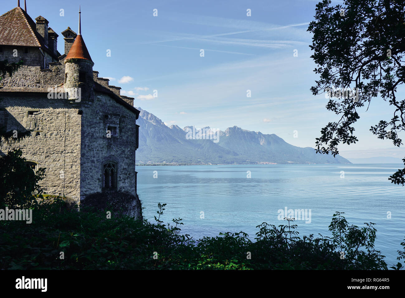 Château de Chillon et montagnes. Il s'agit d'une forteresse médiévale sur le lac Léman, près de Montreux, canton de Vaud, Suisse Banque D'Images