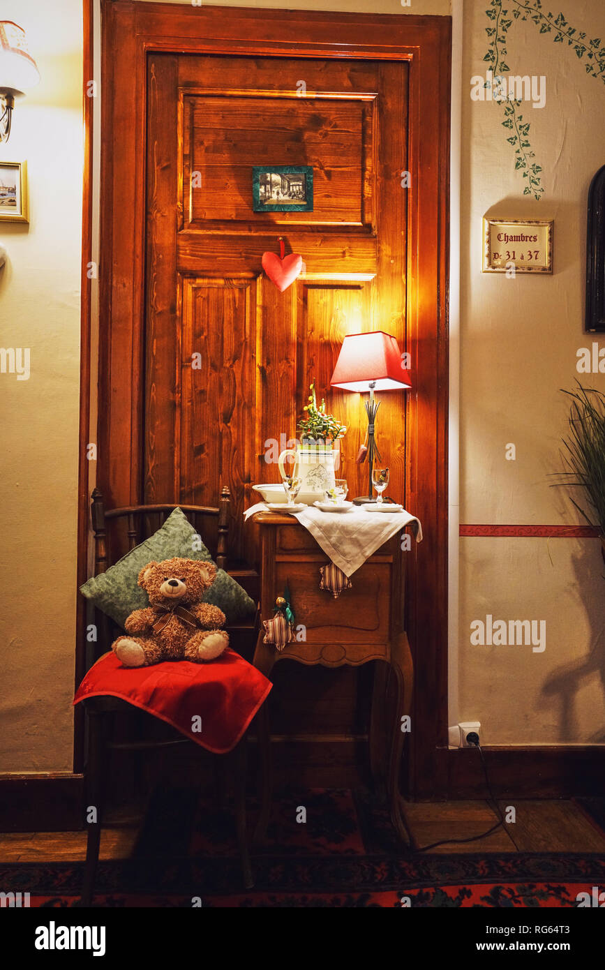 Belle décoration avec des jouets en face d'une porte dans un hôtel près du lac Léman Banque D'Images