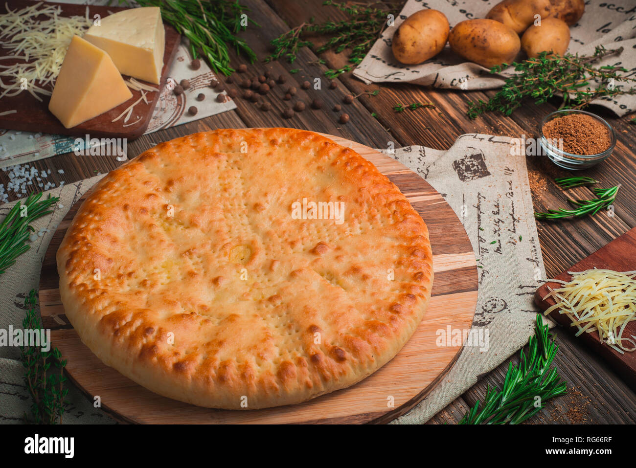 Tarte aux pommes faite maison et du fromage. Concept de cuisson traditionnelle, couleurs chaudes, table de cuisine en bois avec des ingrédients Banque D'Images