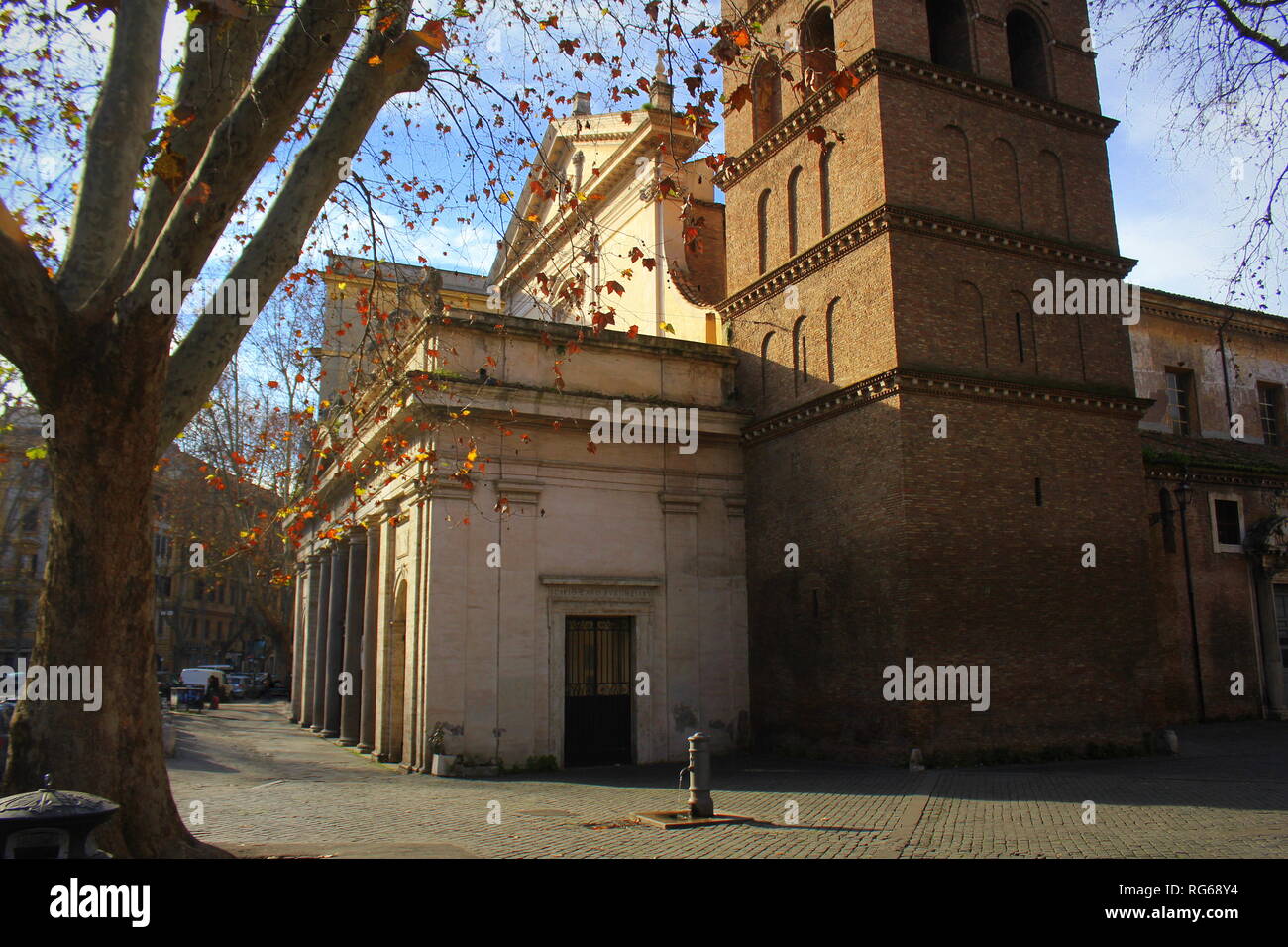 La basilique de Chrysogonus (Basilica di San Crisogono, IV 100.) avec un clocher du xiie siècle. Banque D'Images