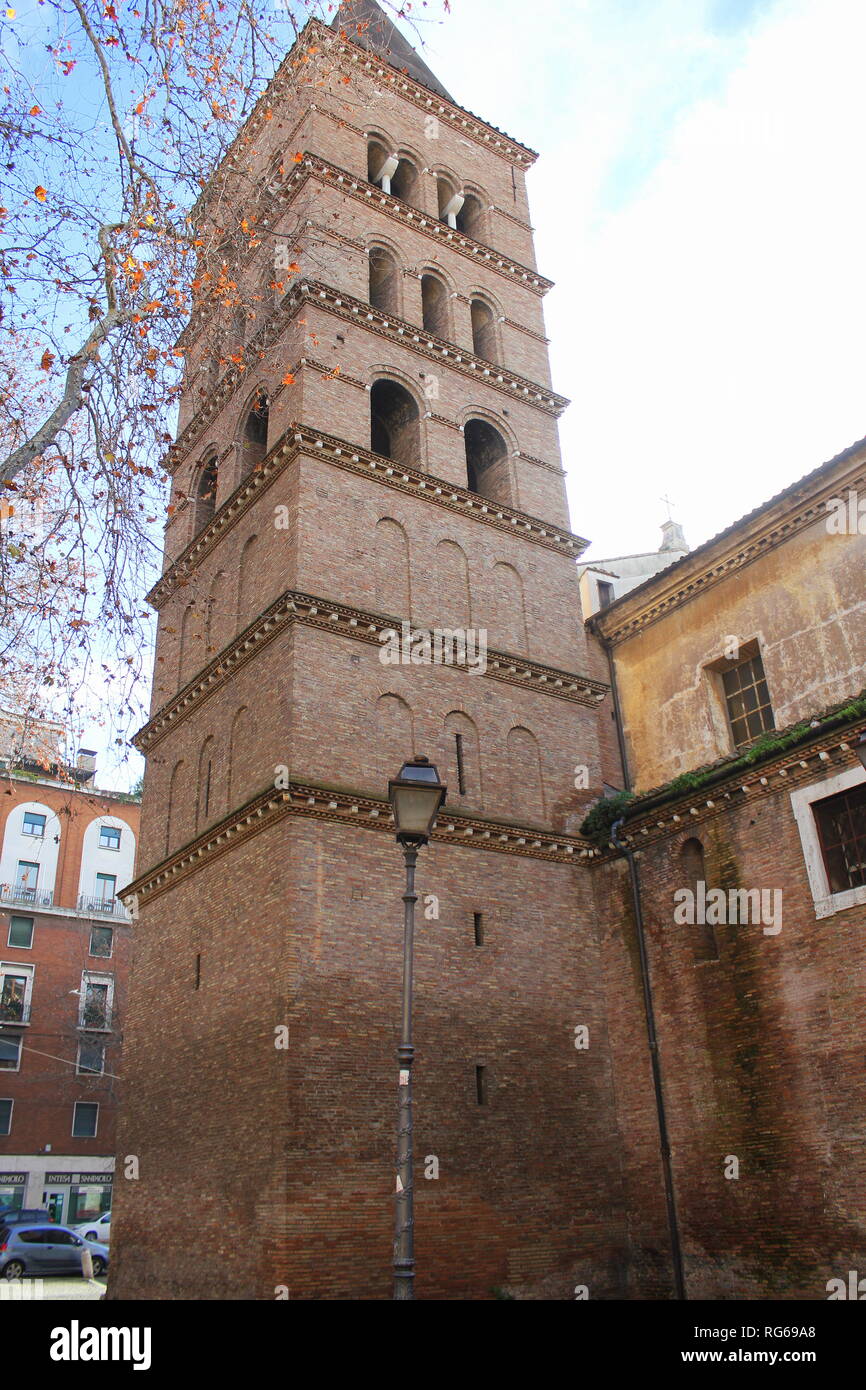 La basilique de Chrysogonus (Basilica di San Crisogono, IV 100.) avec un clocher du xiie siècle. Banque D'Images
