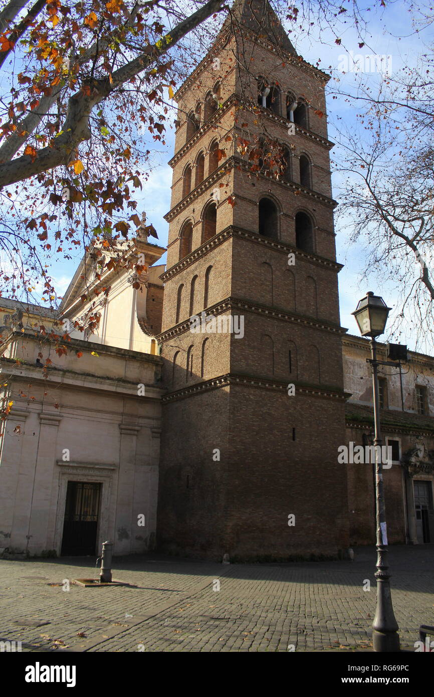 La basilique de Chrysogonus (Basilica di San Crisogono, IV 100.) avec un clocher du xiie siècle. Banque D'Images