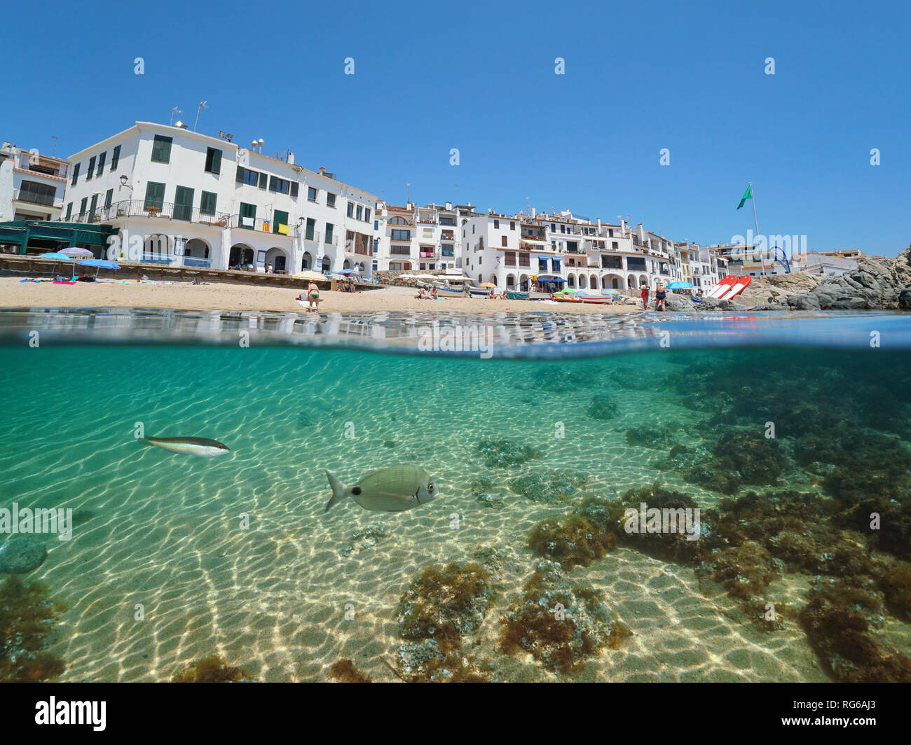 Espagne Calella de Palafrugell plage village méditerranéen, avec la rive de la mer poisson sous l'eau, Costa Brava, Catalogne, split voir la moitié sur et sous l'eau Banque D'Images