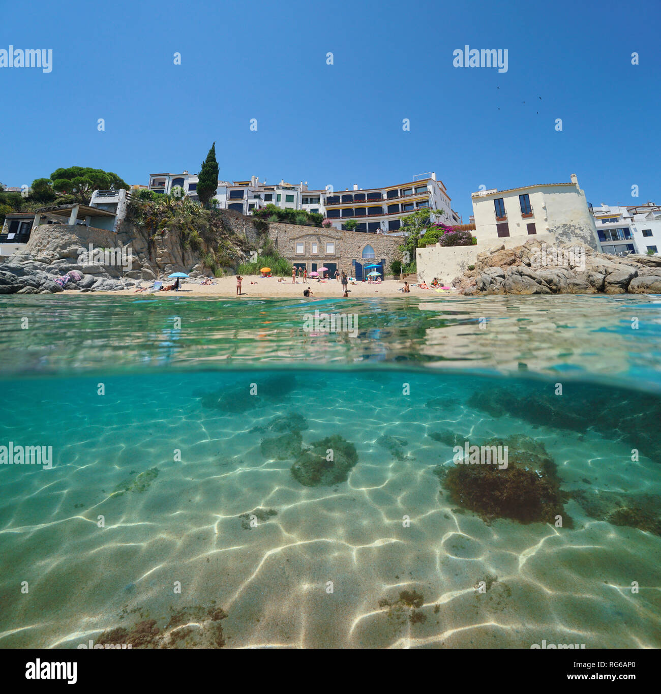 Espagne plage de Calella de Palafrugell, village partagé moitié sur et sous l'eau, Costa Brava, Catalogne, mer Méditerranée Banque D'Images