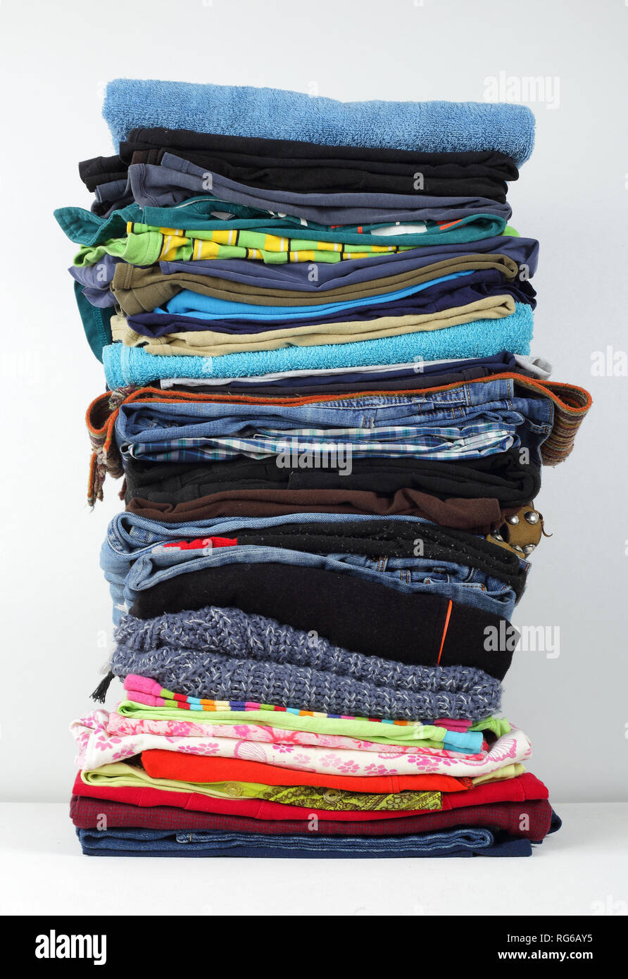 Vêtements, chaussures et accessoires - groupe pioche de jeans colorés sur fond blanc Banque D'Images