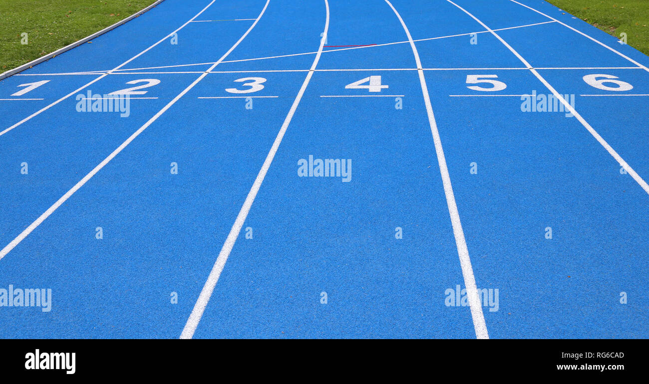 Voies de une piste d'athlétisme bleue avec des numéros un deux trois quatre cinq six Banque D'Images